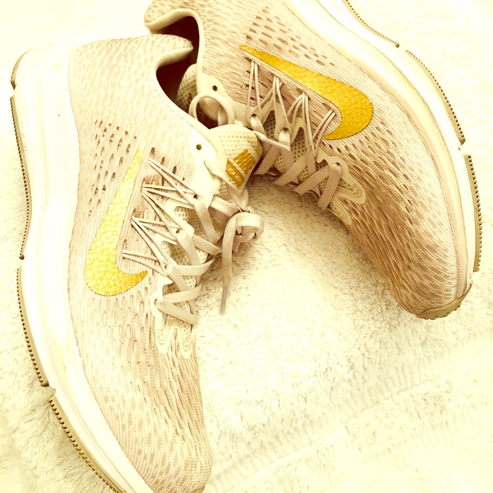 ❤️Gold Nike running shoes